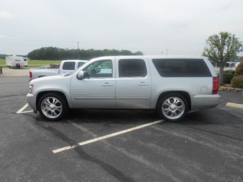 2011 chevy suburban - lowered!  22&#034; chrome wheels leather 2wd