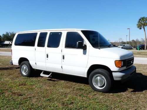 2004 ford e-350 passenger van loaded with only 22,231 one owner miles!