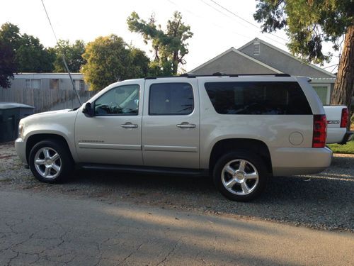 2007 chevy suburban lt fully loaded  very clean inside &amp; out