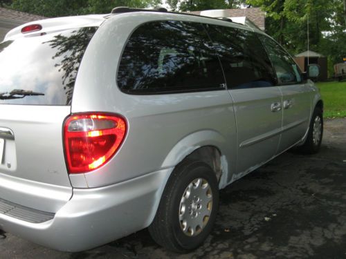 Silver minivan, tow package, roof rack