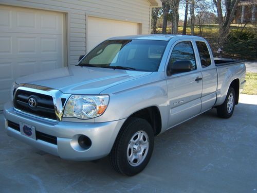 2006 toyota tacoma  extended cab with rear access doors one owner 32,069 miles