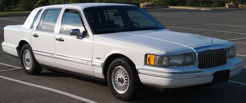 1993 lincoln town car executive sedan 4-door 4.6l