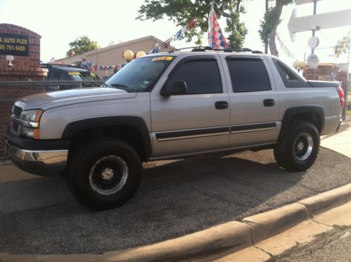 2004 chevy avalanche 1500 4x4 crew cab..lifted nicely and in excellent shape..