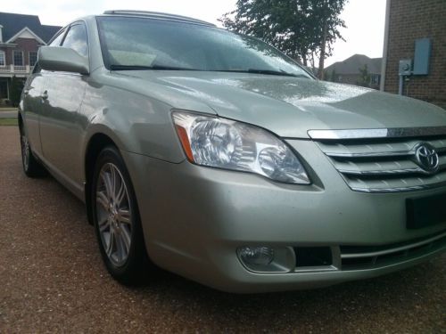 One owner 2007 toyota avalon limited -- spotless condition, every option