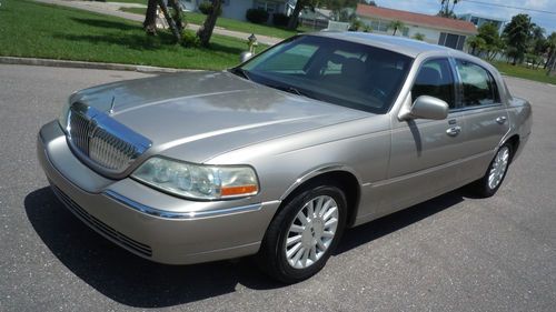 Very clean 2003 lincoln town car executive!! - no reserve!!