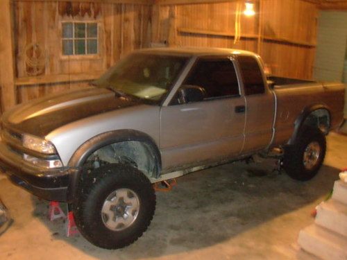 2002 chevy s10 zr2  beige, auto trans, lifted, sound system, bed liner and cover