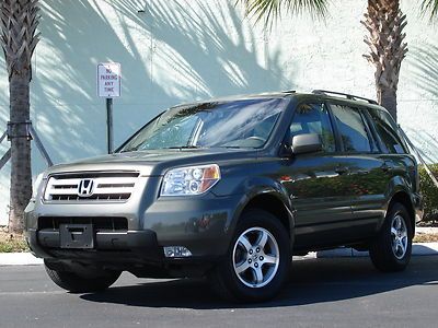 Gorgeous loaded 4wd pilot - dvd system - leather - glass sunroof - 6 cylinder!