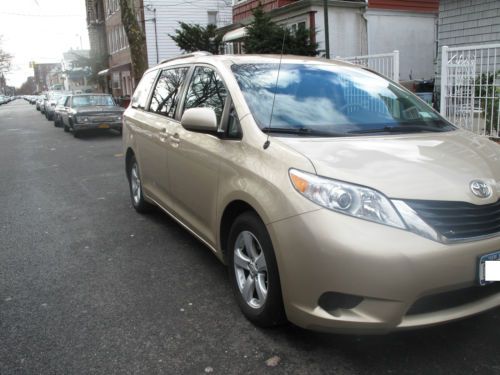 2011 toyota sienna le low miles