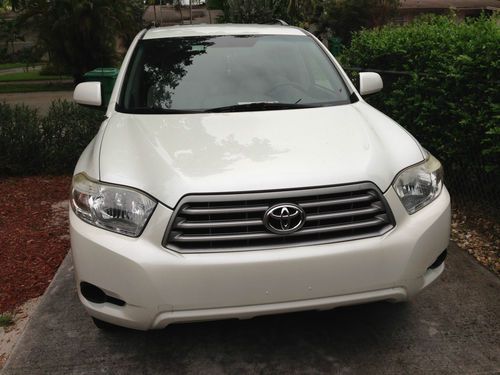 Toyota highlander 2008 v6 white pearl. only 48,600 miles. very good condition.