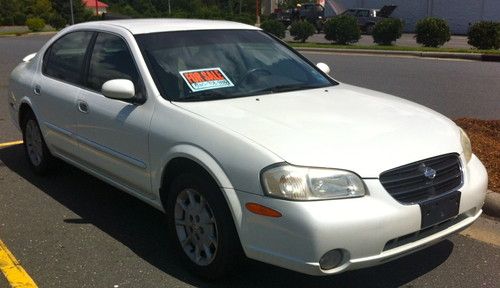 Nissan maxima 2000, white, 4 door, v6, great condition **no reserve**