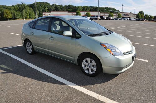 Immaculate toyota prius touring hatchback 45 mpg sedan no reserve bk up camera