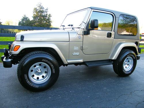 Super low miles fully loaded sahara automatic  hardtop big tires