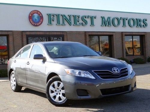 2011 (11) toyota camry le only 28k miles  warranty 1 owner extra clean