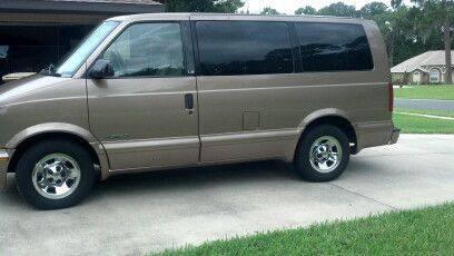 Family friendly gold chevy astro 261,000 miles good condition