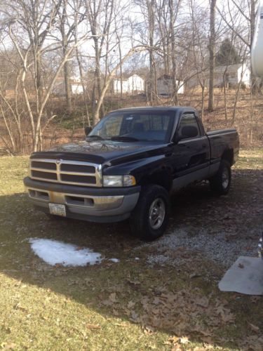 5.2 v8 automatic 4x4 149k hardshell,bedliner,hitch, never plowed or used for tow