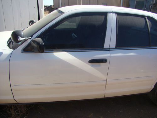 2000 ford : crown victoria white 4 door automatic hard backseat police car model