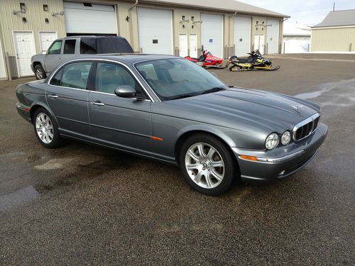 2004 jaguar xj8   like new condition and loaded