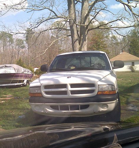 2wd 3.9lt 1998 dodge pickup. extended cab.  white. good condition, large truck
