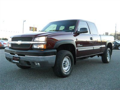 We finance! 2500 hd 4x4 ls extended cab duramax diesel carfax certified!