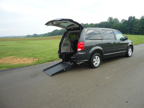2012 dodge grand caravan sxt wheelchair/handicap ramp van rear entry conversion