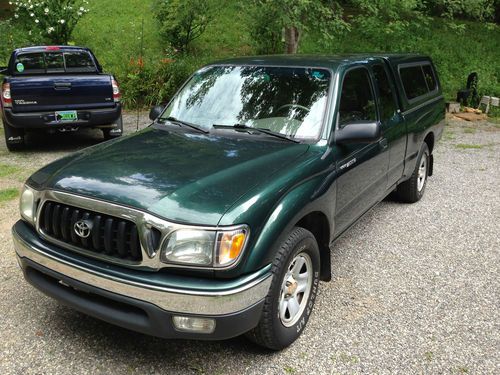 Sr5 package, green, rwd v4 2.4l 5 speed manual, xtra cab, matching topper