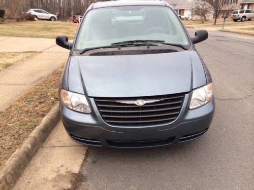 2006 chrysler town and country mini van