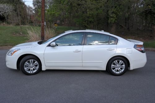2012 nissan altima sl back-up camera, power moonroof. power heated leather seats