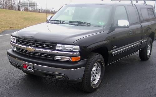 Z71 extended cab super low miles 2,834 miles 4wd black exterior  awesome truck