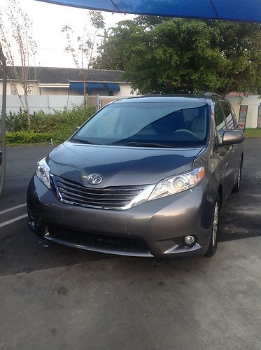 2012 toyota sienna limited loaded, dvd, leather, only 5k milles !! low reserve!!