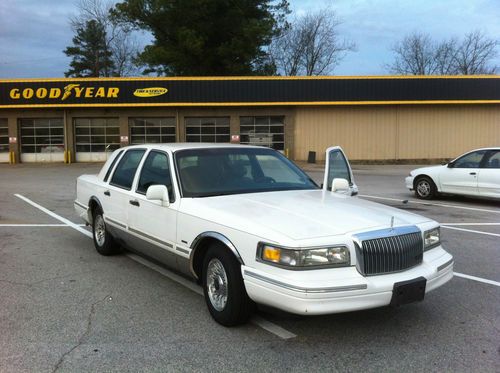 1996 town car --- just 71 k mileage!!! --- never smoked in!!!