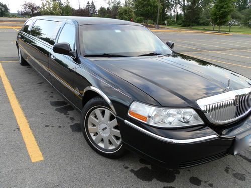 2005 lincoln town car limo 100" royale magnum