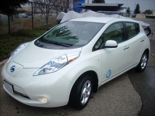 2011 nissan leaf sl,electric vehicle, glacier pearl, qc port