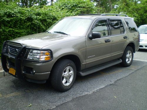 2004 ford explorer xlt, with dvd, 3rd row seating, sun/moon roof, tow package