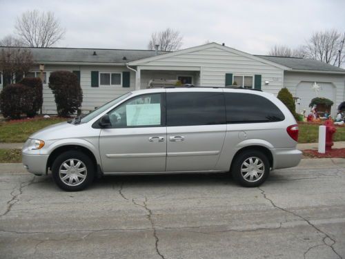 2007 chrysler town and country stow and go with wheelchair lift