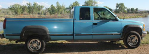 Classic great condition! ext cab, 2500 454 motor, gooseneck hitch, low miles 4x4
