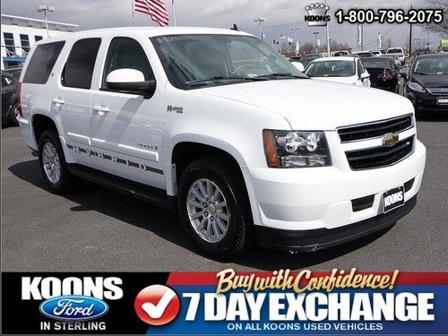 Leather~navigation~rear camera~luxury 8-passenger fuel sipper~non-smoker!