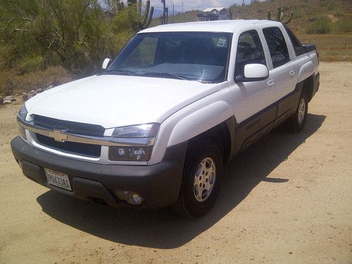 2004 chevy avalanche 1500 white, low miles clean carfax