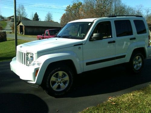 2012 jeep liberty limited sport utility 3.7l white *only 8k miles* like new!