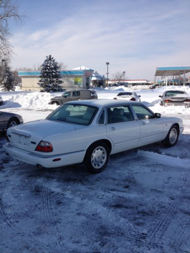 2000 jaguar xj8 vanden plas in like new condition with only 75000 miles