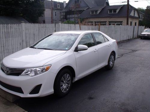 2013 toyota camry le with only 800 miles and less than a month old