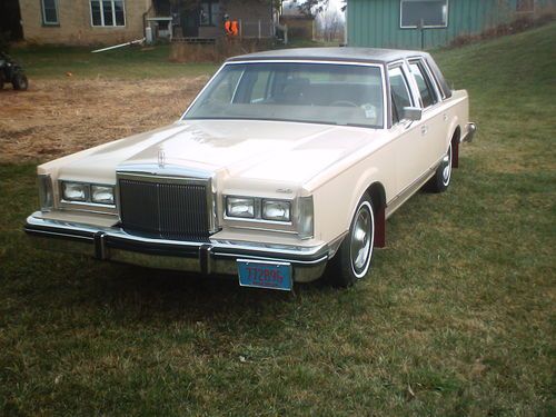 1981 lincoln town car. nice comfortable .....without reserve