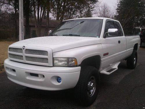1997 dodege ram 2500 4x4 extended cab 5.9l 12v cummins diesel white immaculate