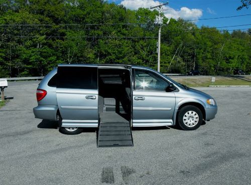 2004 chrysler town and country handicap wheelchair