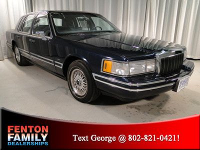 1991 lincoln town car executive signature low miles clean body and clean interi