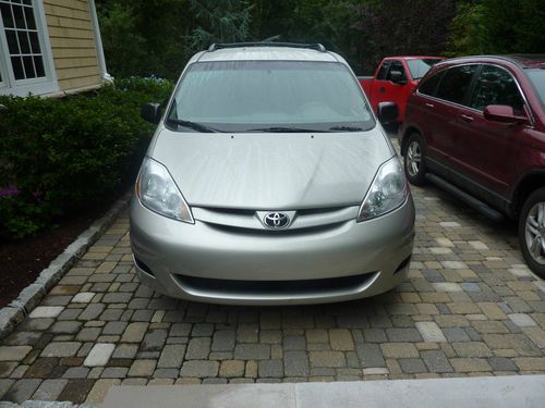 Toyota sienna le 8 passenger only 42000 miles
