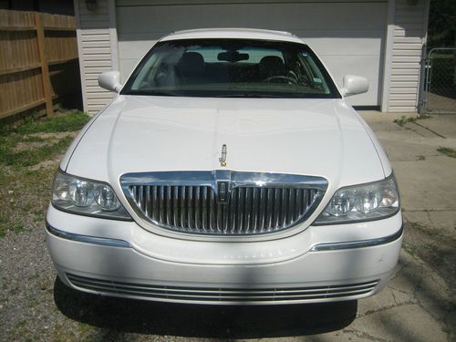 2003 lincoln town car - executive sedan 4-door 4.6l - smooth ride and drive