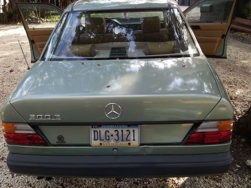Mercedes benz 300e 1988, loaded, and needs a little work to run.