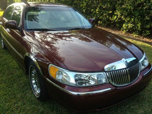 2002 lincoln town car cartier  loaded!