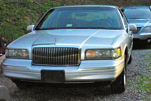 1996 lincoln town car executive sedan 4-door 4.6l