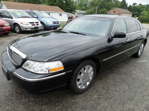 2004 lincoln town car executive l,excellent condition,garage kept,best offer